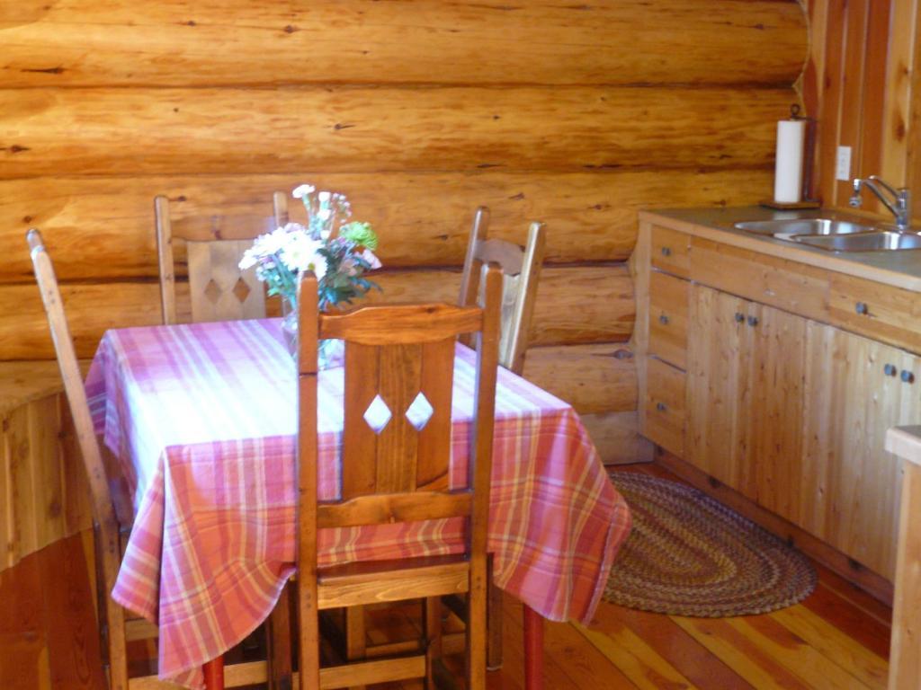Hitching Post Resort 킬로나 객실 사진